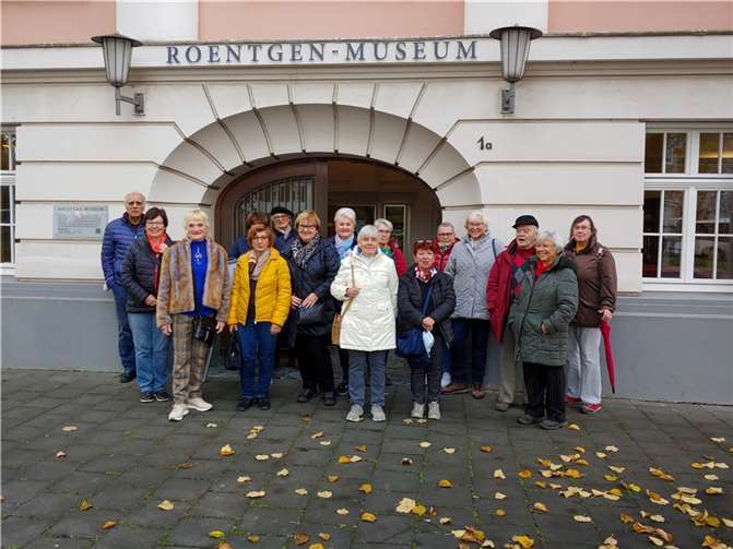 Der Eifelverein vor dem Roentgen-Museum.Foto: privat