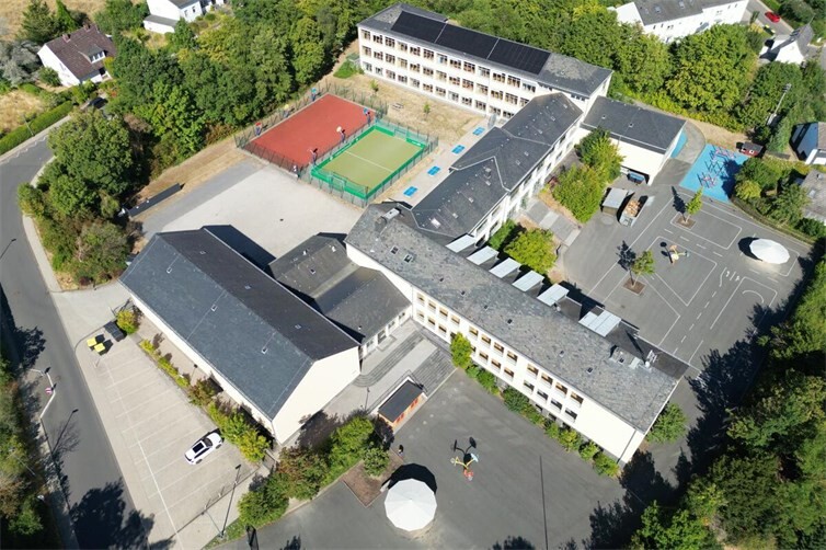 Der Eigenanteil des Ganztagsschul- beziehungsweise Mensaausbaus an der Grundschule Pfarrer-Bechtel (im hinteren Teil, rechts) in Höhe von 1,1 Millionen Euro soll aus dem Sondervermögen getragen werden. 
