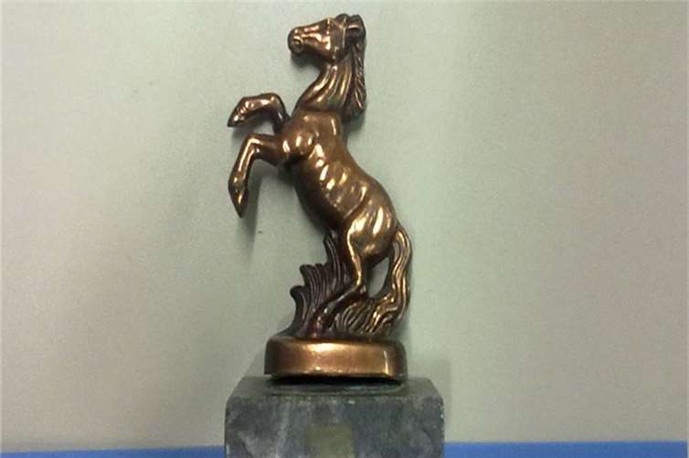 Der Eigentümer dieser Bronzefigur wird gesucht. Foto: Polizeipräsidium Bonn