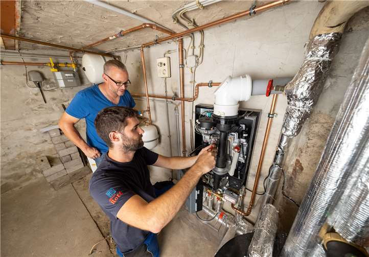 Der Einbau einer modernen Gasbrennwertheizung lohnt sich besonders jetzt, um den CO2-Ausstoß zu reduzieren - und damit Kosten zu sparen. Foto: Frank Homann/evm