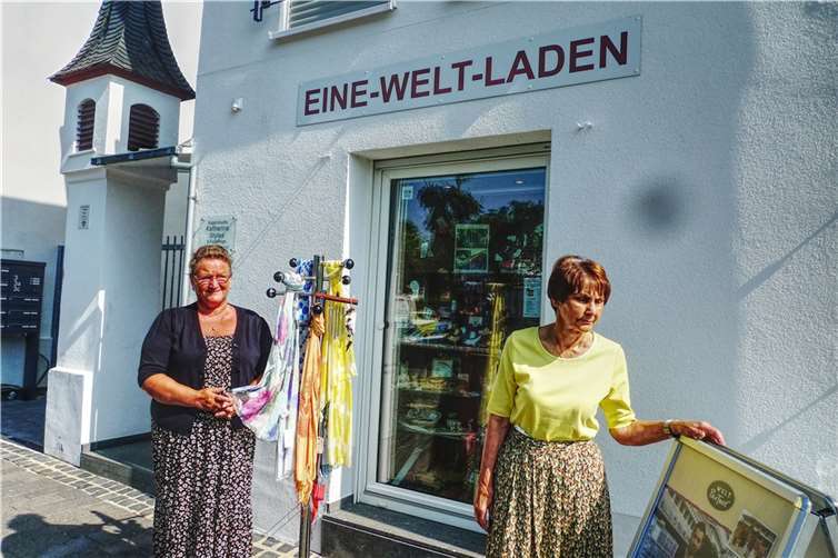 Der „Eine Welt Laden“ auf dem Prümer Wall mit zwei ehrenamtlichen Helferinnen. Fotos: privat