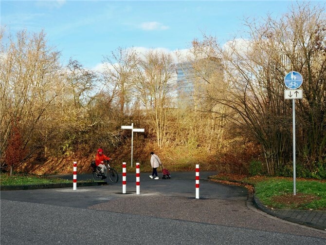 Der Einfahrtsbereich zur Kurt-Schumacher-Brücke. Die Nutzung ist aus Sicherheitsgründen ab sofort nur noch dem Fuß- und Radverkehr vorbehalten. Foto: Stadt Koblenz/Ralph Emmerich