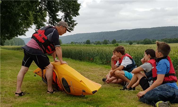 Der Einführung in die Bootskunde durch Wanderwart Peter Schlecking lauschten Noah Meurer, Marius Kindel, Nora Kindel und Tom Meissen ( v . l . n . r . ).privat