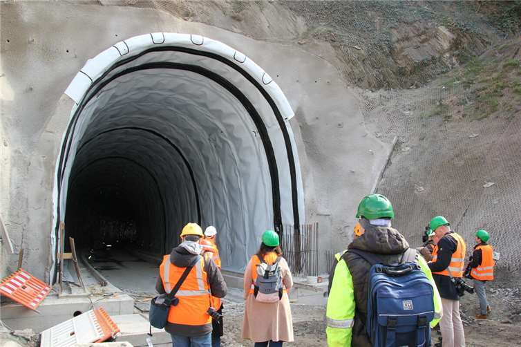 Deutsche Bahn bereitet fünf Tunnel für Elektrifizierung vor Der Eingang zum Saffenburg-Tunnel vom Mayschosser Bahnhof aus gesehen Fotos:GS