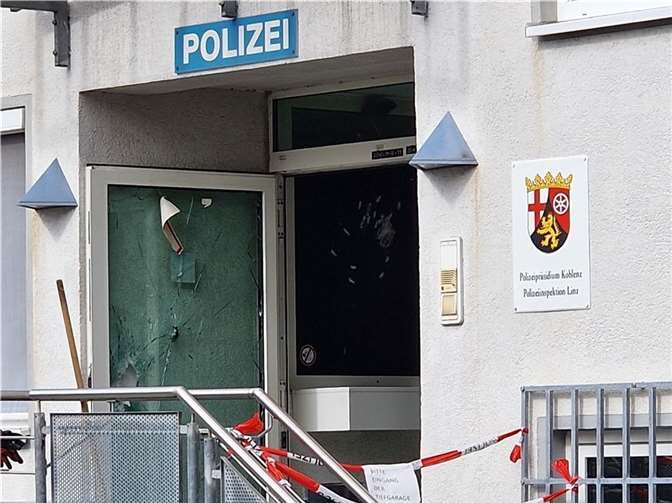 Der Eingangsbereich der Polizeiinspektion in Linz am Tag nach dem Angriff. Foto: AWI
