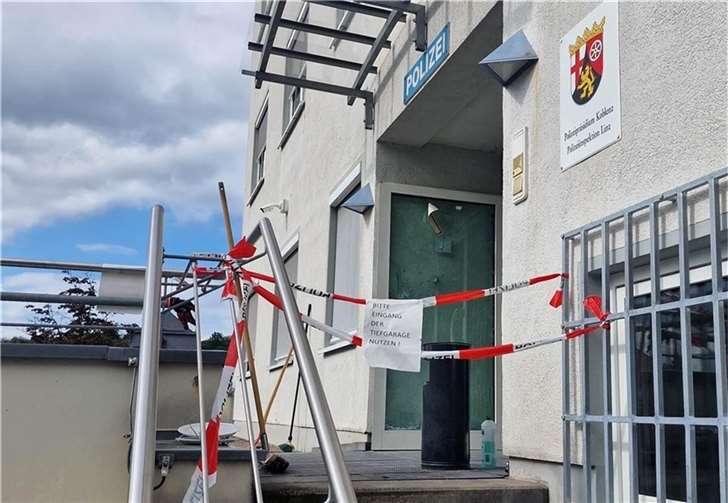Der Eingangsbereich der Polizeiinspektion nach dem Angriff. Foto: AWI