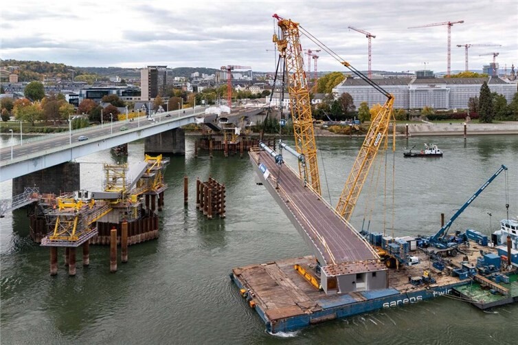 Der Einhub der Brückenbauteile im Oktober 2025 aus der Vogelperspektive. Foto: onemorepicture/Thorsten Wagner