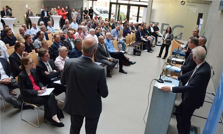 Der Einladung zum Informationsaustausch zwischen Vertretern der Wirtschaft, Struktur- und Genehmigungsdirektion und Betriebsinhabern nutzten 100 Teilnehmer. Fotos: HwK Koblenz
