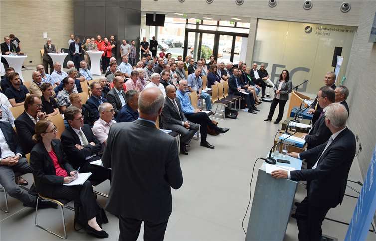 Der Einladung zum Informationsaustausch zwischen Vertretern der Wirtschaft, Struktur- und Genehmigungsdirektion und Betriebsinhabern nutzten 100 Teilnehmer. Veranstaltungsort war das Zentrum für Ernährung und Gesundheit der HwK Koblenz. HwK Koblenz