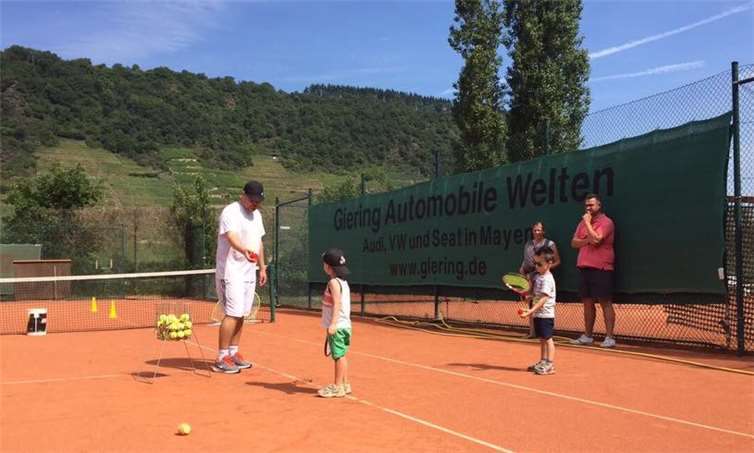 Der Einladung zum Sommerfest des TC Oberfell folgten viele Erwachsene und Kinder.privat