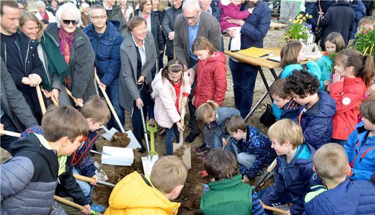 Der Einladung zum gemeinsamen ersten Spatenstich wurde von Alt und JungFolge geleistet. (obere Reihe v.l.: Thomas Wach und Helena Packard (Architekten Wandel Lorch)B. Ehl (Anne-Ehl Stiftung). Fotos: -TFR-