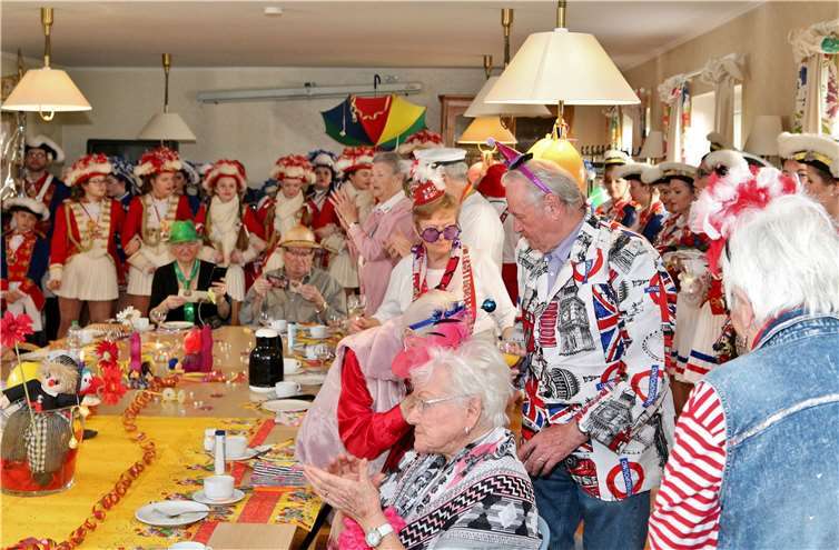 Der Einmarsch der Bad Breisiger Tollitäten war der traditionelle Höhepunkt des Karnevalsbrunch der Senioren im Betreuten Wohnen „Weißes Ross“. Mit tatkräftiger musikalischer Begleitung des Spielmannszuges Bad Breisig brachten die Narren die Wände im Weißen Ross zum Beben.Foto: Thorsten Trütgen