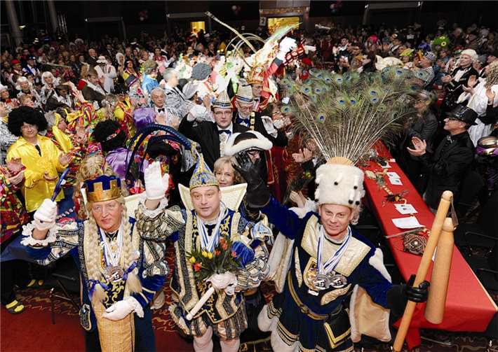 Der Einmarsch des Bad Neuenahrer DreigestirnsFIX