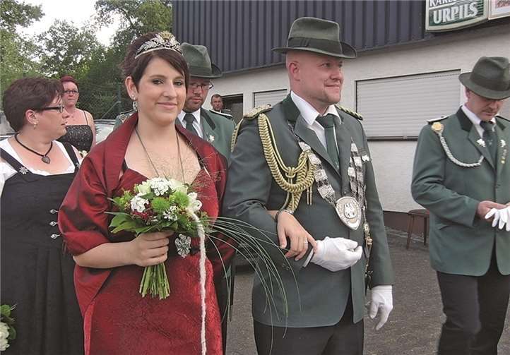 Der Einmarsch ins Festzelt von Anna und Dirk. privat