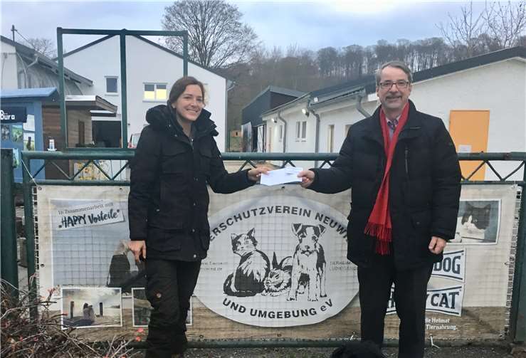 Der Einrichtungsleiter der Senioren-Residenz Sankt Antonius Sven Lefkowitz mit der Vorsitzenden des Tierschutzvereins Neuwied Sabrina Steger bei der Spendenübergabe im Neuwieder Tierheim.privat