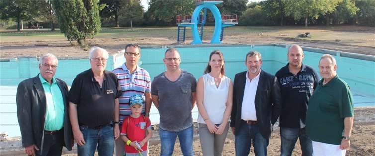 Der Einsatz auf politischer Ebene hat sich gelohnt. Das Andernacher Freibad wird aufwändig saniert. Bei einem Vor-Ort-Termin erfuhren die FWG-Mitglieder Informationen zum Baufortschritt aus erster Hand.Foto: FWG Andernach