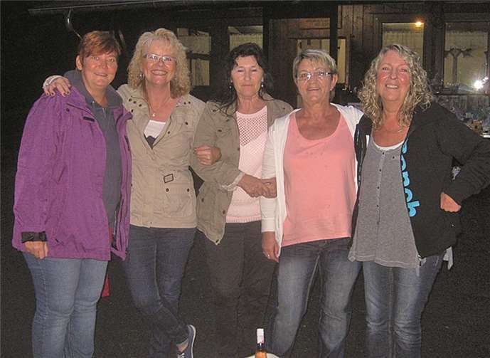 Der Einsatz bei der "Cold-Water-Challenge" wurde eingelöst: 11 Flaschen Hugo.