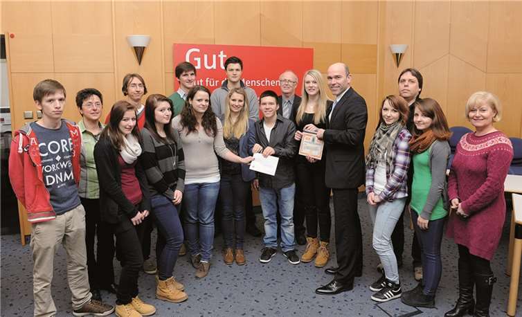 Der Einsatz hat sich gelohnt. Bei der Siegerehrung in Ahrweiler zeichnete Sparkassendirektor Guido Mombauer (Mitte) die erfolgreichen Börsianer aus dem Kreisgebiet aus. Privat