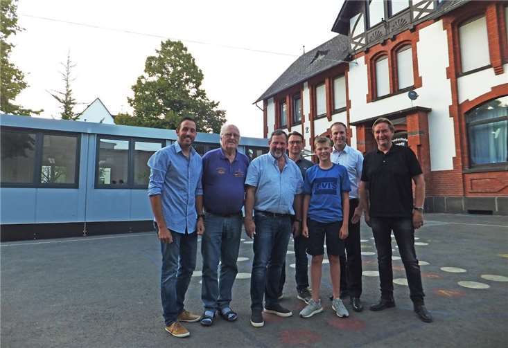 Der Einsatz hat sich gelohnt. Seit diesem Schuljahr nutzen 14 Kinder das neu geschaffene Ganztagsangebot an der Namedyer Grundschule. Auf dem Schulhof begutachteten die Mitglieder der FWG Andernach das neue Containermodul, in dem die Kinder täglich gemeinsam zu Mittag essen.Christian Greiner