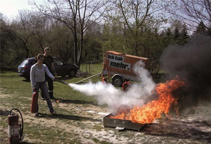 Der Einsatz von verschiedenen Feuerlöschern bei unterschiedlichen Brandquellen ist geübt worden.