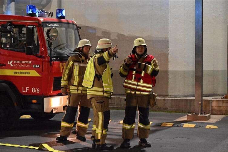 Einsatzübung in Bad Hönningen: Feuerwehr trainiert schnelle Menschenrettung  Der Einsatzleiter der Werkfeuerwehr gibt den ersten Einsatzbefehl an seine Einsatzkräfte.