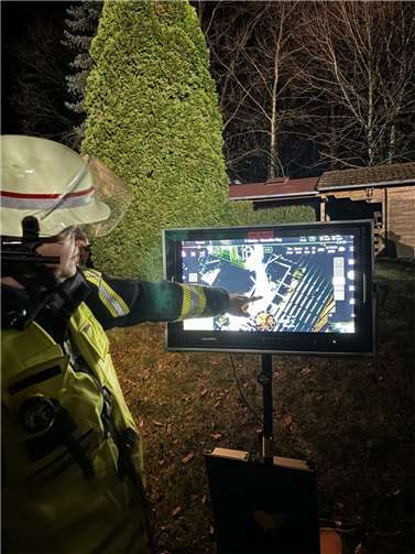 Der Einsatzleiter verschafft sich mithilfe der Drohnenfotos ein umfassendes Lagebild.