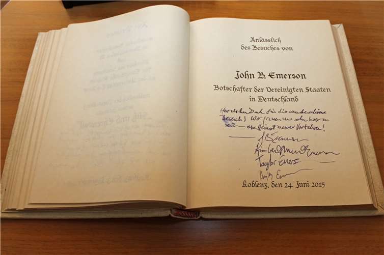 Der Eintrag im Goldenen Buch.