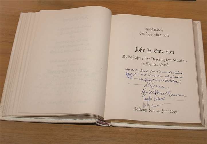 Der Eintrag im goldenen Buch der Stadt Koblenz: „Herzlichen Dank für den wunderschönen Besuch ! Wir freuen uns sehr hier zu sein - die Heimat meiner Vorfahren.“