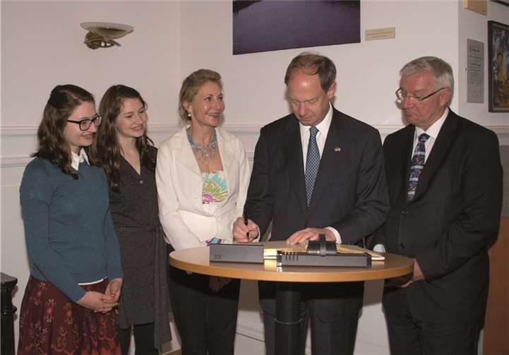 Der Eintrag in das goldene Buch der Stadt Koblenz. Taylor Emerson, Hayley Emerson, Kimberly Marteau Emerson, Botschafter John Bonnell Emerson und Oberbürgermeister Joachim Hofmann-Göttig. (v.l.)