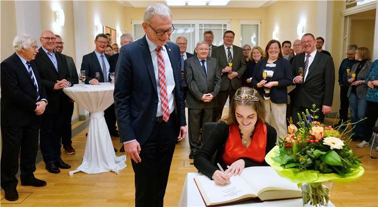 Der Eintrag ins Goldene Buch vor dem Rat der Stadt ist ein Ereignis mit Seltenheitswert. Fotos: KG