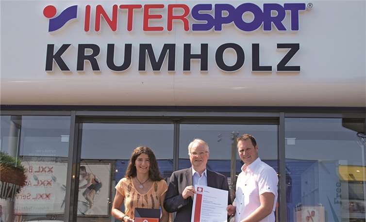 Der Einzelhandelsverband Deutschland vergab jetzt an das Sporthaus Krumholz das Qualitätszeichen „Ausgezeichnet Generationenfreundlich“: (v.l.) Filialleiterin Kerstin Degen, Winfried Röther (Einzelhandelsverband Mittelrhein-Rheinhessen-Pfalz) und Geschäftsführer Oliver Krumholz.US