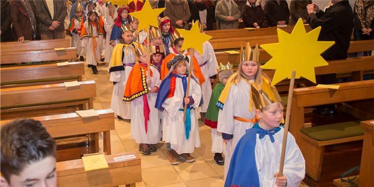 Der Einzug der Sternsinger in die Katholische Kirche in Dierdorf. -WT-