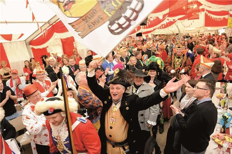Der Einzug ins Festzelt erfolgte unter großem Jubel in feierlicher Stimmung. FIX