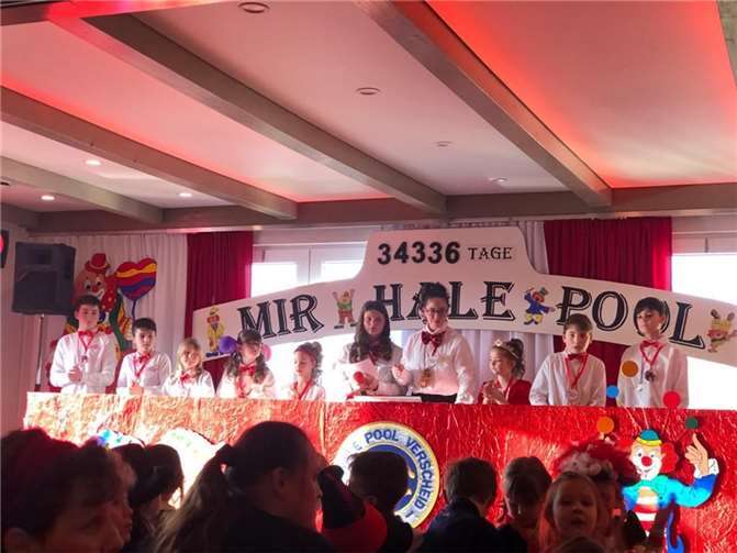 Der Elferrat angeführt von den Kinderpräsidentinnen Finja Wasserburger und Julia Arndt begrüßte die fröhliche Rasselbande. Quellen: KG Verscheid