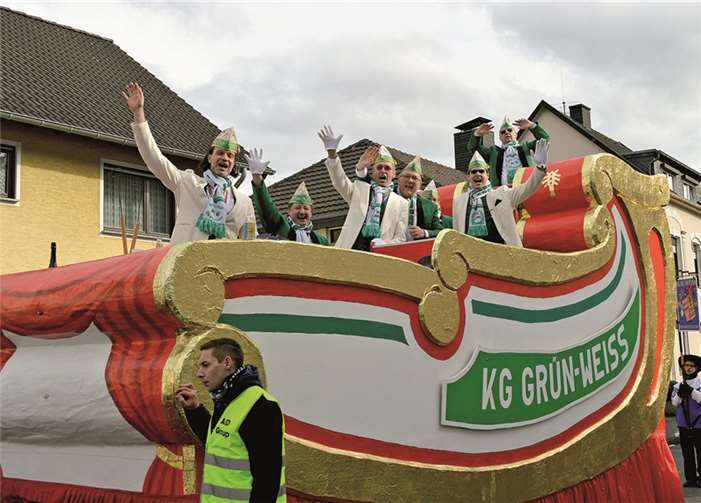 Der Elferrat der KG Grün-Weiß jubelte dem närrischen Volk zu. AB