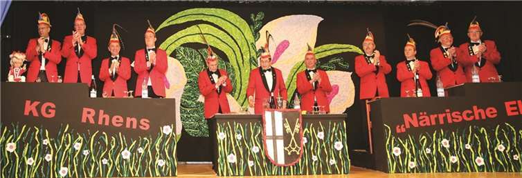Der Elferrat der KG Närrische Elf verfolgte von der Bühne aus das Geschehen im Saal. -EP-