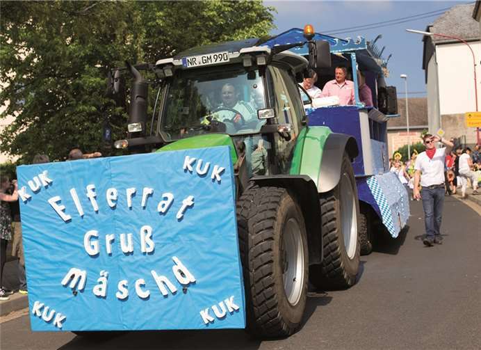 Der Elferrat des KUK Großmaischeid war mit einem Prunkwagen dabei.