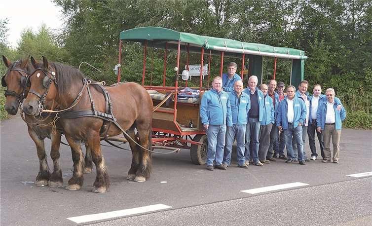 Der Elferrat des Niederlützinger Karnevalsvereins vor ihrem Start mit dem Planwagen. privat