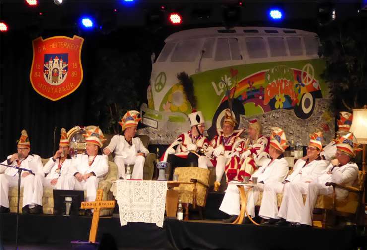 Der Elferrat hatte sich gemütlich auf die Sofas gefläzt undverfolgte entspannt das Bühnenprogramm unter dem Motto „Disco“.