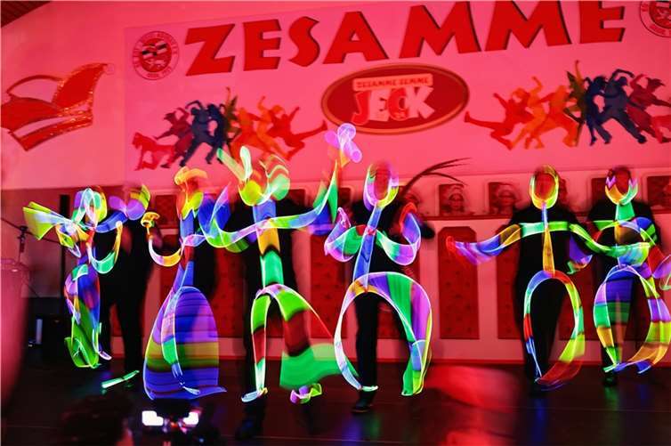 Der Elferrat mit einer spontanen Idee: Ein buntes Lichtervergnügen.