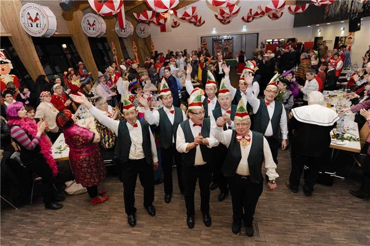 Der Elferrat verteilte Rosen beim Einmarsch.FIX