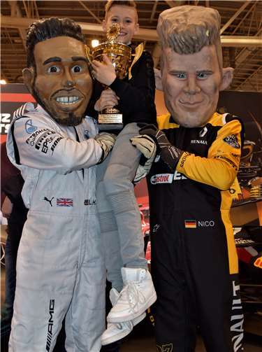 Der Elfjährige wurde von „Lewis Hamilton“ und „Nico Hülkenberg“ in die Höhe gestemmt.