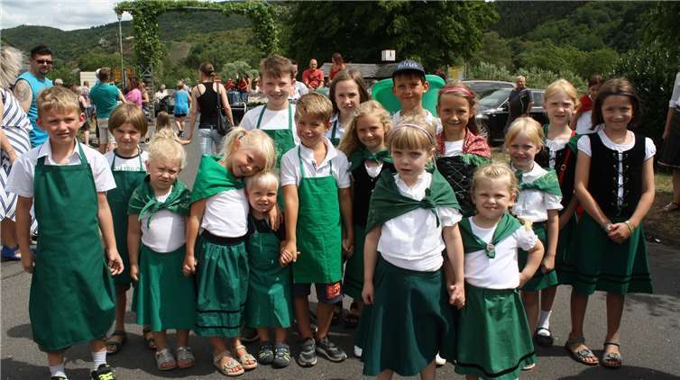 Der Ellenz-Poltersdorfer Winzernachwuchswar beim Festumzug ebenfalls mit von der Partie.