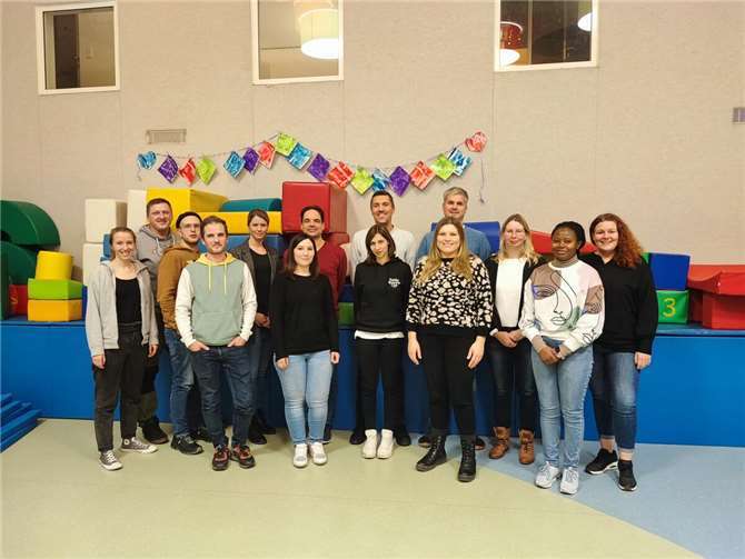 Der Elternausschuss St. Nikolaus mit der Leiterin Frau Thiele (4.v.r.).  Foto: privat