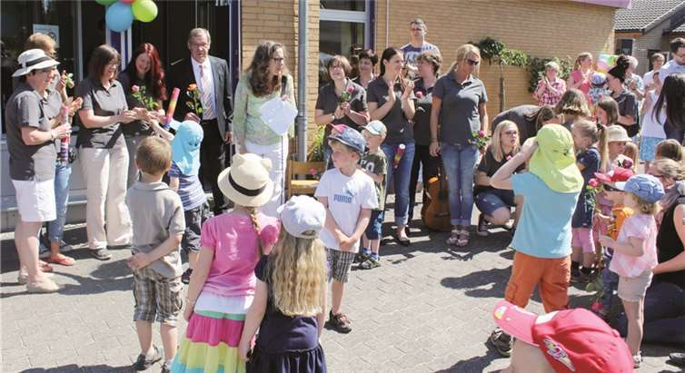 Der Elternbeirat dankte den Erzieherinnen für ihre Geduld mit Kindern und Eltern.