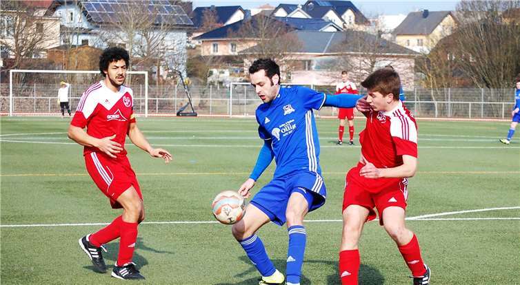 Der Elztaler Stürmer Marvin Rech (Mitte) hatte bei der SG Vordereifel Laubach (links Kapitän Algin Williams) einen schweren Stand.SK