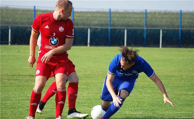 Der Elztaler Stürmer Roland Augst (re.) kommt gegen ABC-Abwehrspieler Alexander Dick ins Straucheln.