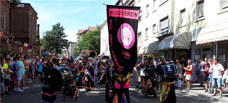 Der Emser Musikverein Gugge mer ma nahm am Festumzug teil.