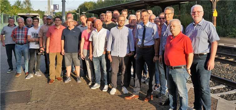 Engerser Politik und Vereinsvertreter setzten ein starkes Zeichen Der Engerser Bürgerverein und die Vertreter der angeschlossenen Vereine setzten ein Zeichen für die Brexbachtalbahn. Fotos: FF