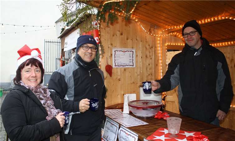Der Erlös an diesem Glühweinstand wurde von den Betreibern an einen gemeinnützigen Verein aus der Region gespendet.